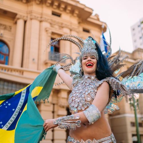 Een dame met een Braziliaanse vlag