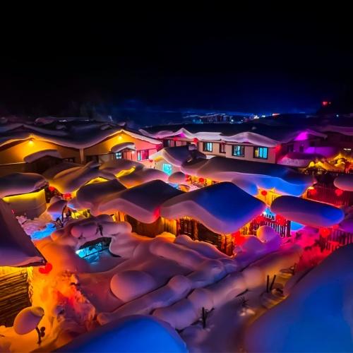 Harbin, verlichte huizen met sneeuw, China
