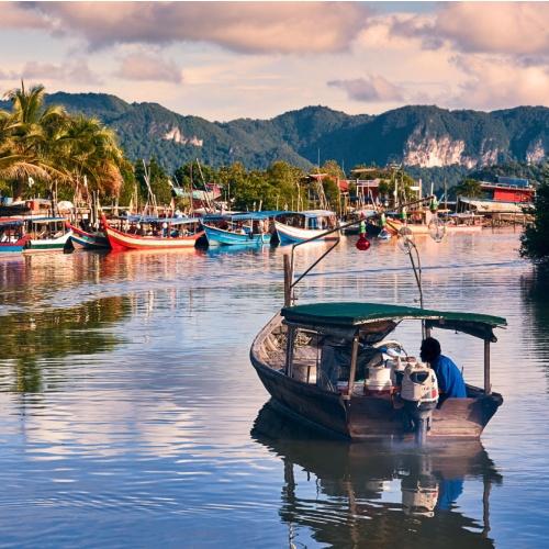 Traditionele kleurrijke Aziatische vissersboten in Langkawi