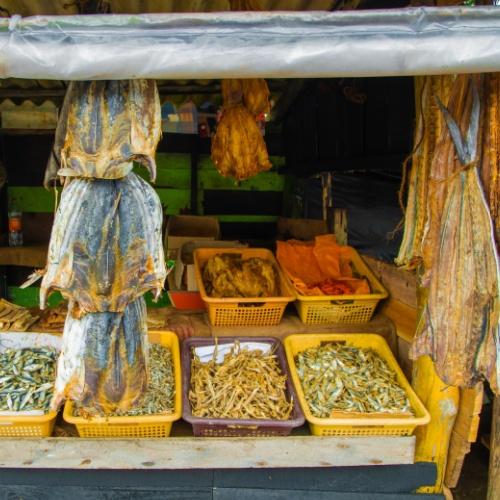 Gedroogde vis op de bazaar in Trincomalee