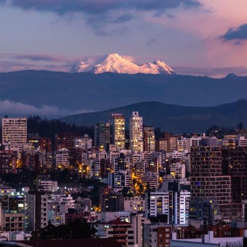 Quito met op de achtergrond de Antisana vulkaan