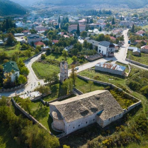 Ingeslapen dorpje Voskopoja