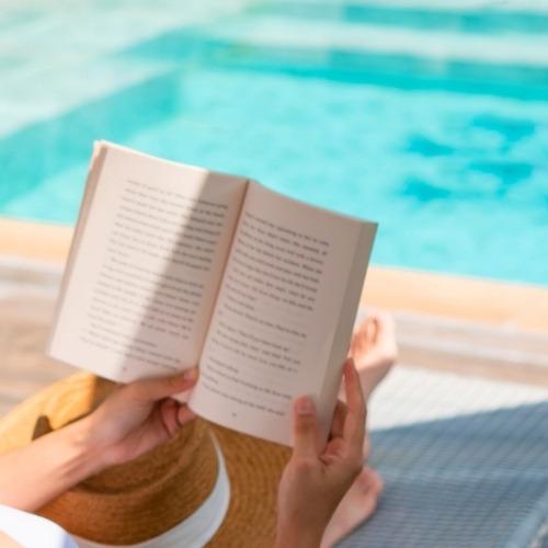 Boek lezen aan het zwembad