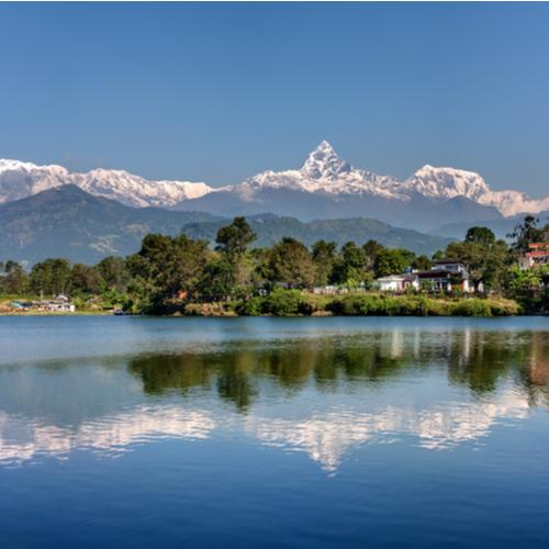 uitzicht op het Annapurna-gebergte in de Himalaya vanuit Pokhara