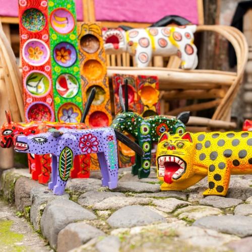 Decoratieve houten items op de markt in Panajachel