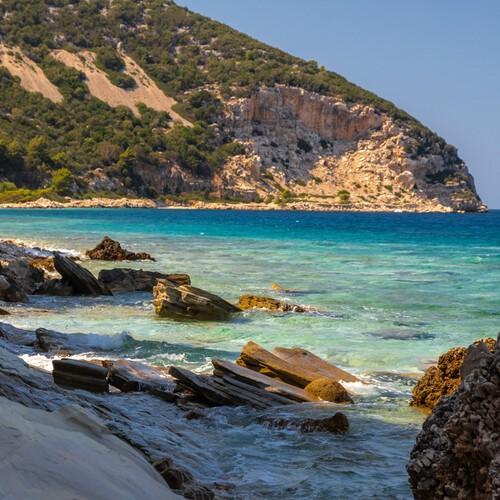 Sazan Island, uitzicht op de zee en rotsen, Albanië
