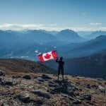 Vrouw met canadese vlag, Jasper Nationaal Park