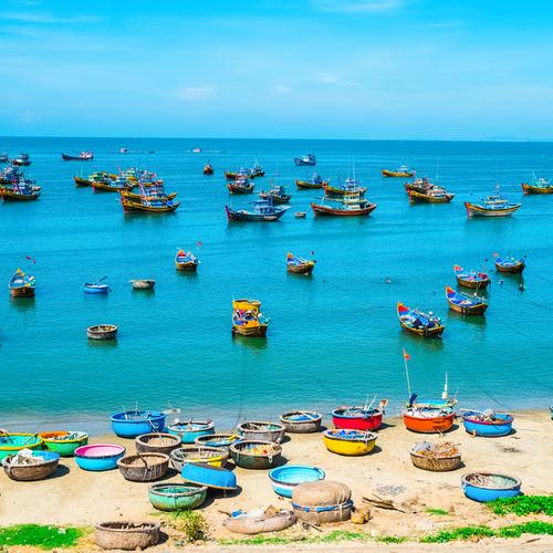 Boten voor de kust van Phan Thiet