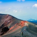 Mensen lopend naar bovenste krater van Etna