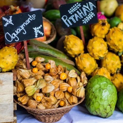Authentiek fruit op markt in Lima