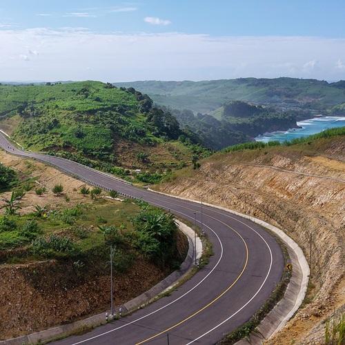 Kronkelende weg in het zuiden van Java