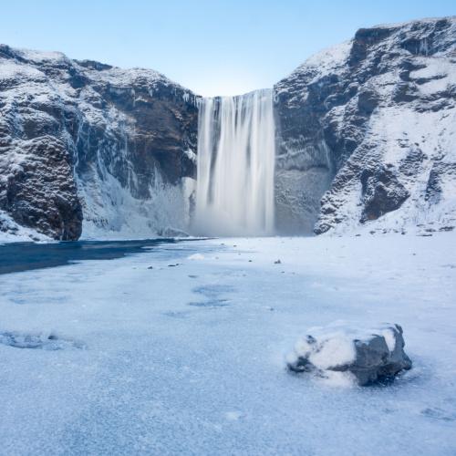 De krachtige Skógafoss-waterval