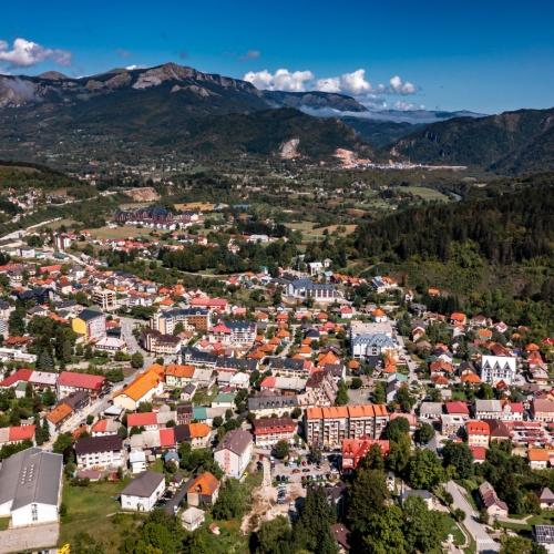 Uitzicht op Kolashin, met de bergen op de achtergrond