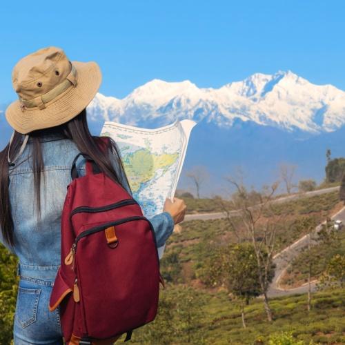 Toerist die uitkijkt op de Himalaya