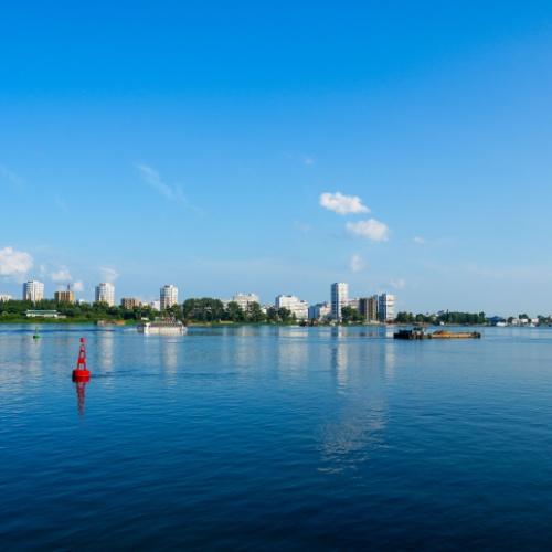 Uitzicht op het Noord-Koreaanse Sinuiju vanaf de Yulu-rivier in Dandong, China