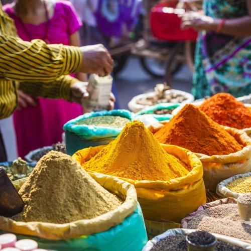 Kleurrijke kruiden op de markt in Delhi