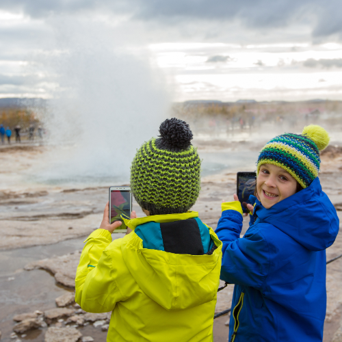 Twee kinderen bij Geysir