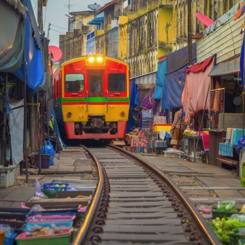 Trein door de markt van Samut Songkhram