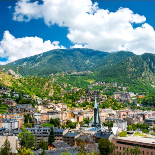 Andorra La Vella, huizen en bergen