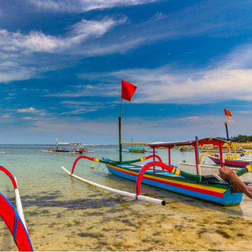 Traditionele vissersboten op het strand in Sanur