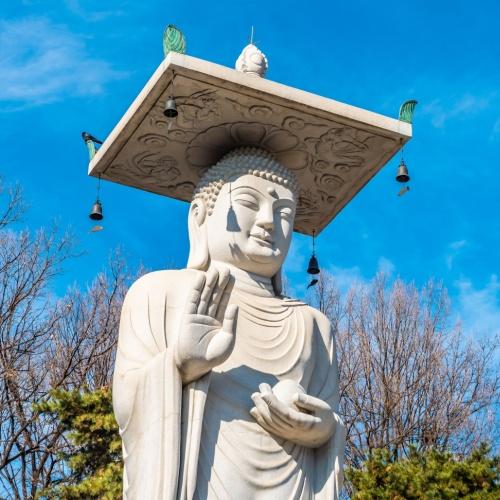 Het Boeddha-beeld bij de boeddhistische tempel Bongeunsa