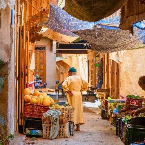 Fès, steegje met marktkraam