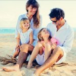 Familie op het strand in Sámara