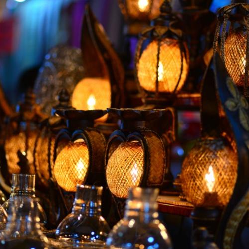 Handgemaakte souvenirs op de lokale markt