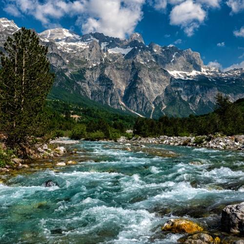 Stromende rivier in Theth Nationaal Park