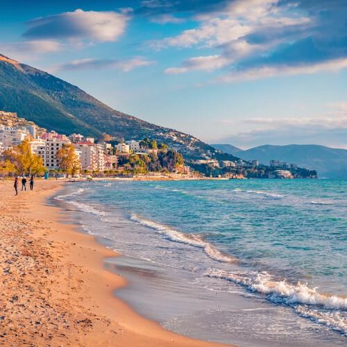 Strand met uitzicht op de stad Vlorë, Albanië