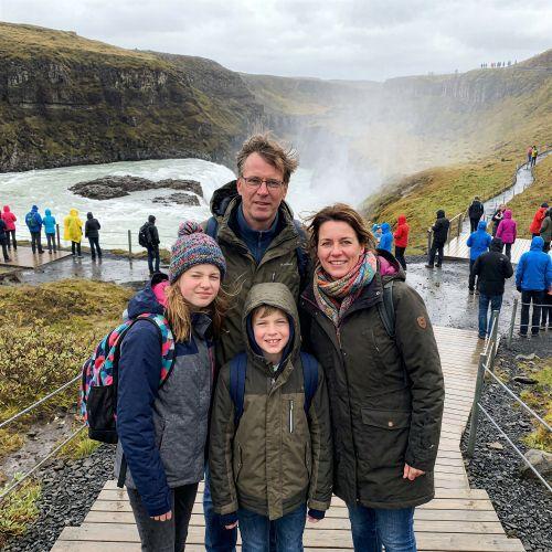 Een familiefoto in IJsland