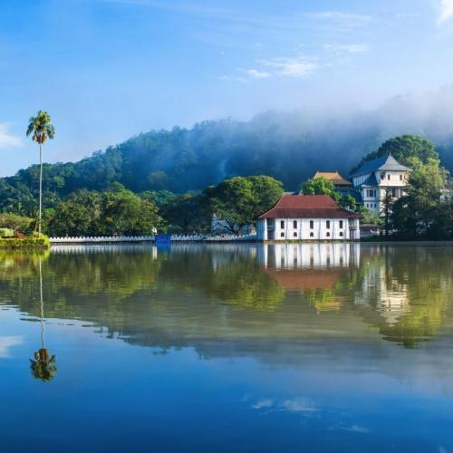 De Tempel van de Tand aan het meer in Kandy