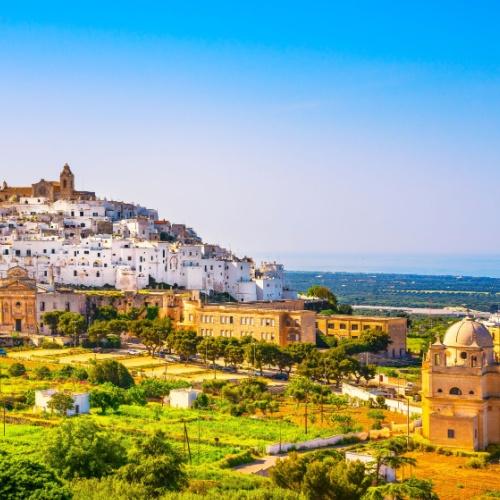 Ostuni, het arendsnest op de rotsen boven zee