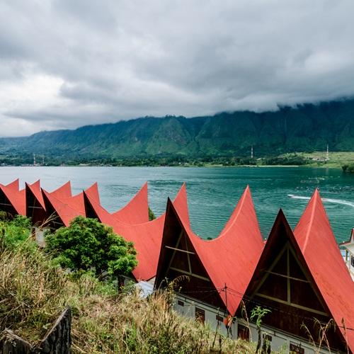 Traditionele huisjes op Samosir Eiland