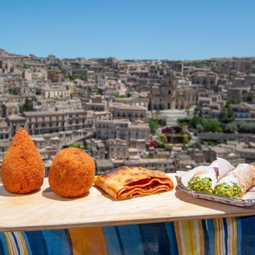 Arrancini en andere Siciliaanse snacks met uitzicht op Palermo