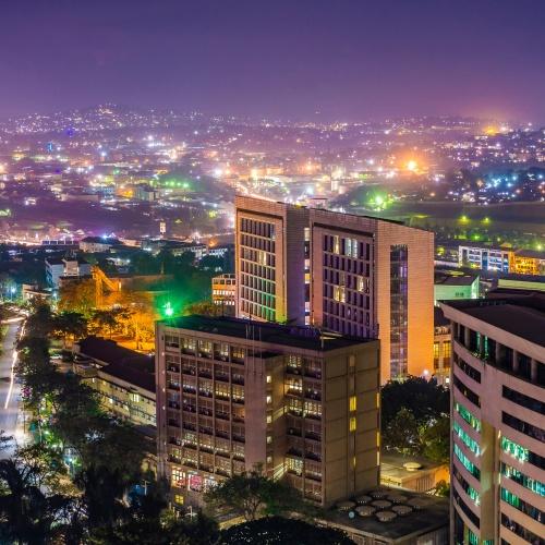 Kampala in de nacht