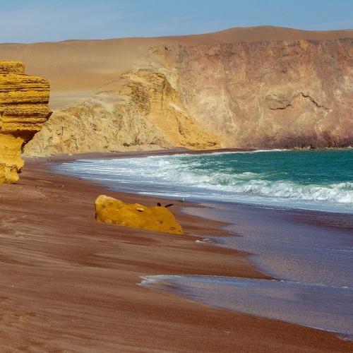 Rood strand op Paracas National Reserve