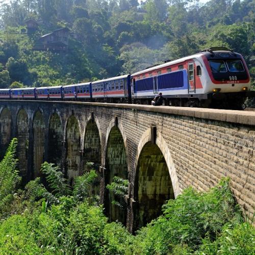 Treinrit door het groene landschap van Sri Lanka
