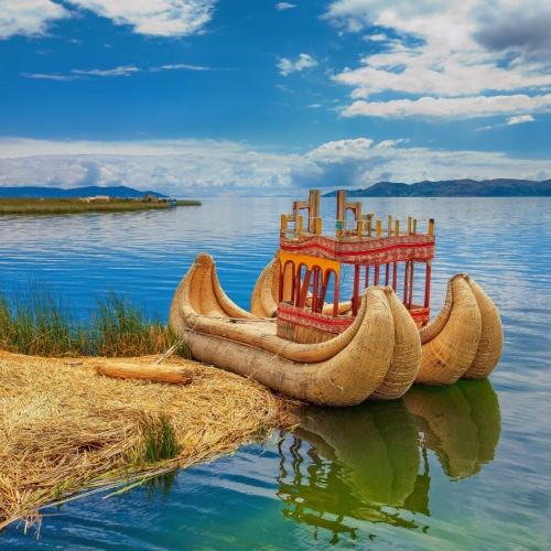 Traditionele boten van de Uros