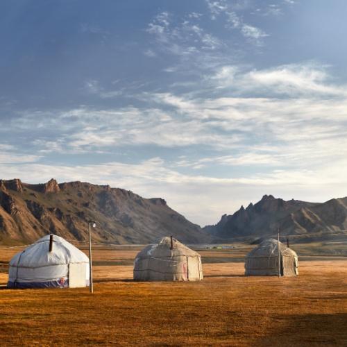 Yurts in de uitgestrekte vlaktes van de Zijderoute