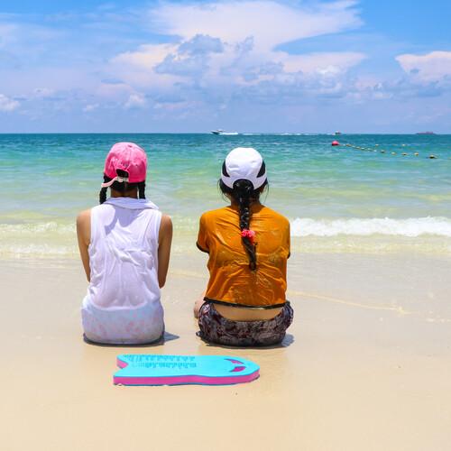 Twee meiden op het strand op Koh Samed