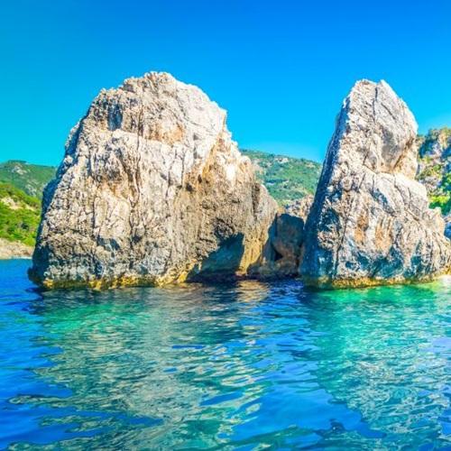 Corfu, rotsen en blauw water bij Paleokastritsa