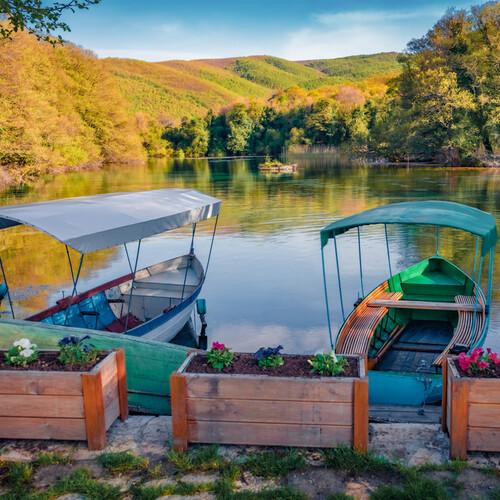 Roeibootjes bij de Zwarte Drim, St. Naum, Ohrid, Noord-Macedonië