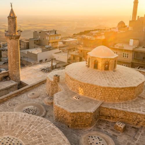 Uitzicht op Mardin tijdens zonsondergang