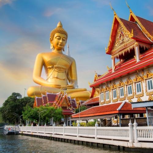Zittende boedha bij Wat Paknam Phasi Charoen