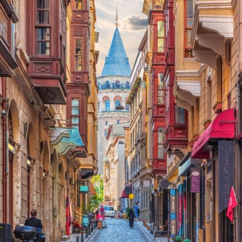 Smalle straatjes in Istanbul, uitkijkend op de Galatatoren