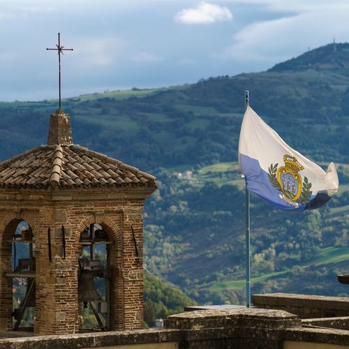 Vlag van San Marino met uitzicht over de bergen