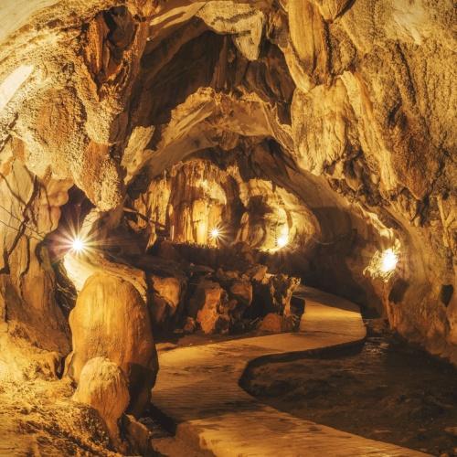 Van Vieng, Tham Chang Grot
