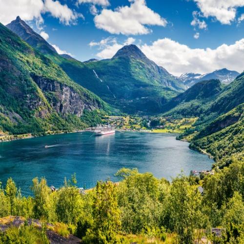 Uitzicht op het dorpje Geiranger