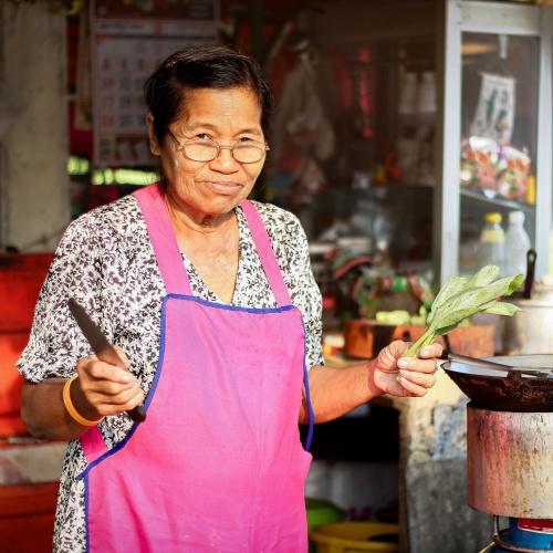 Thaise vrouw die streetfood bereidt